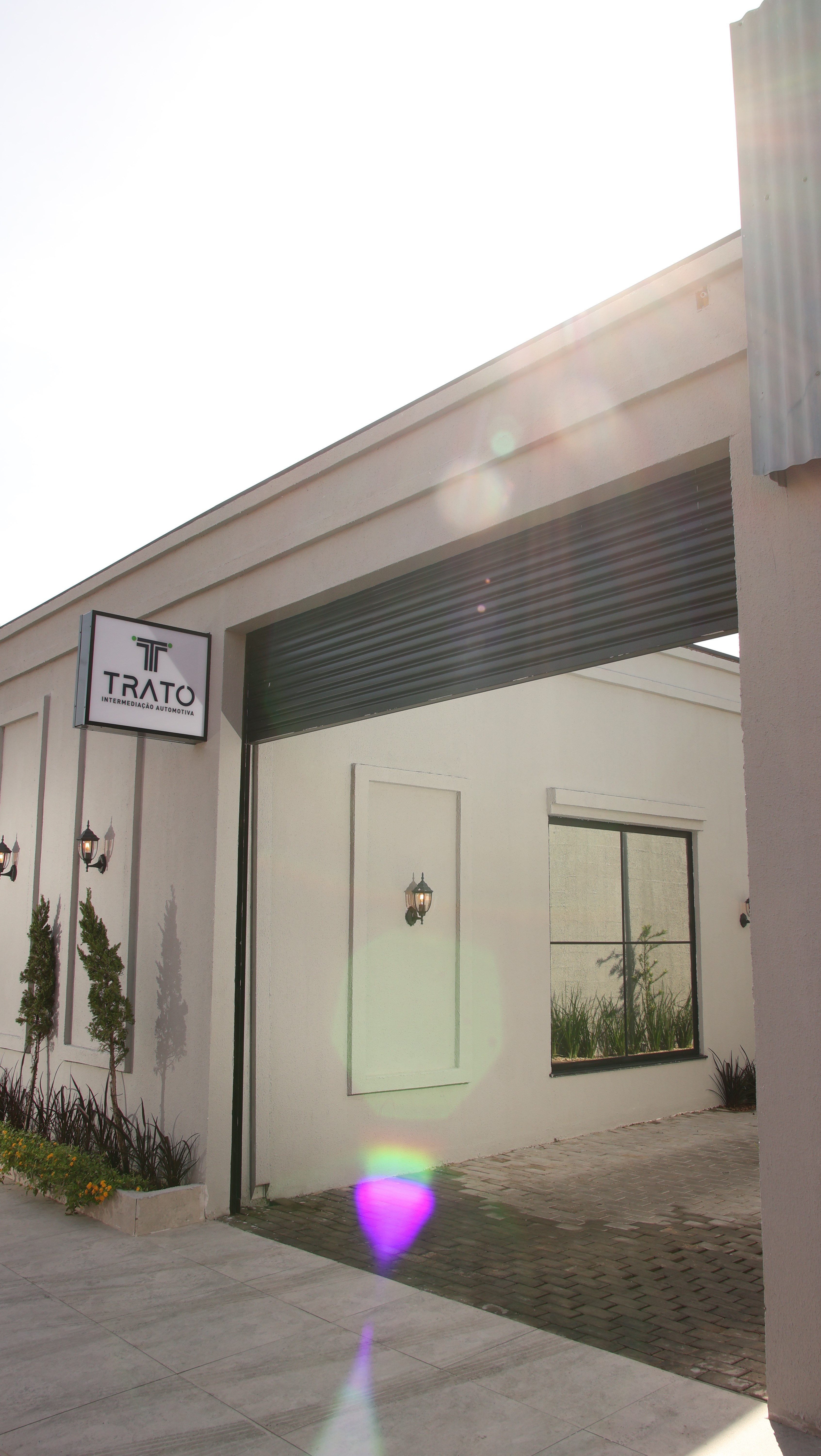 Entrada do espaço da Trato Intermediação Automotiva