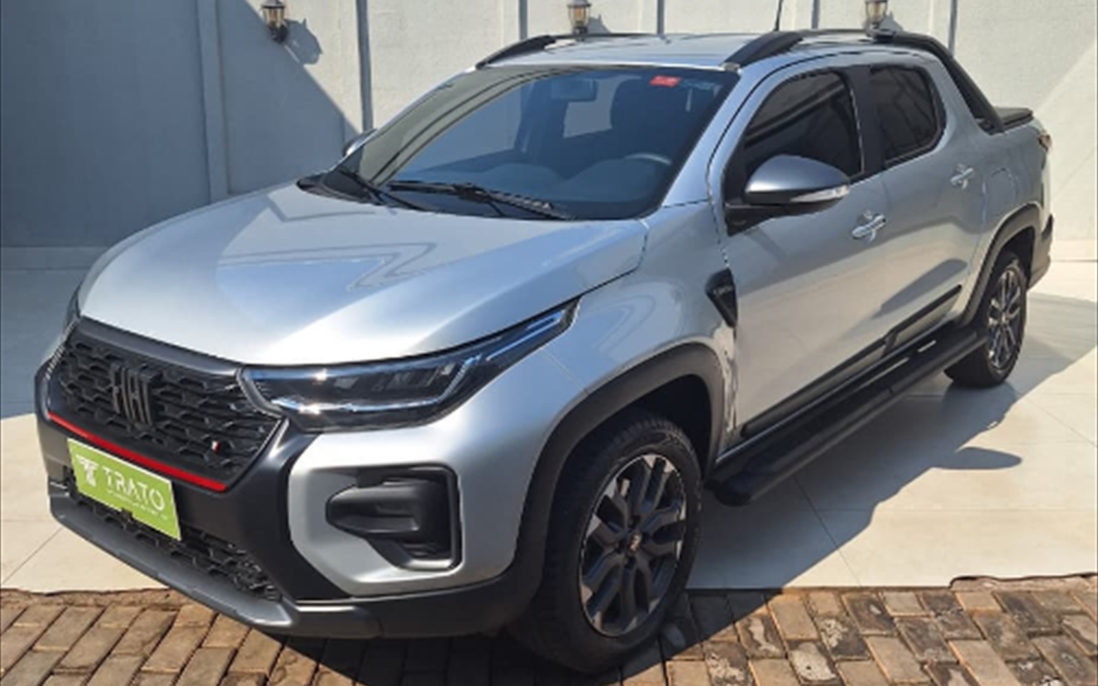 Fiat Strada Ultra prata, ano 2024/2025